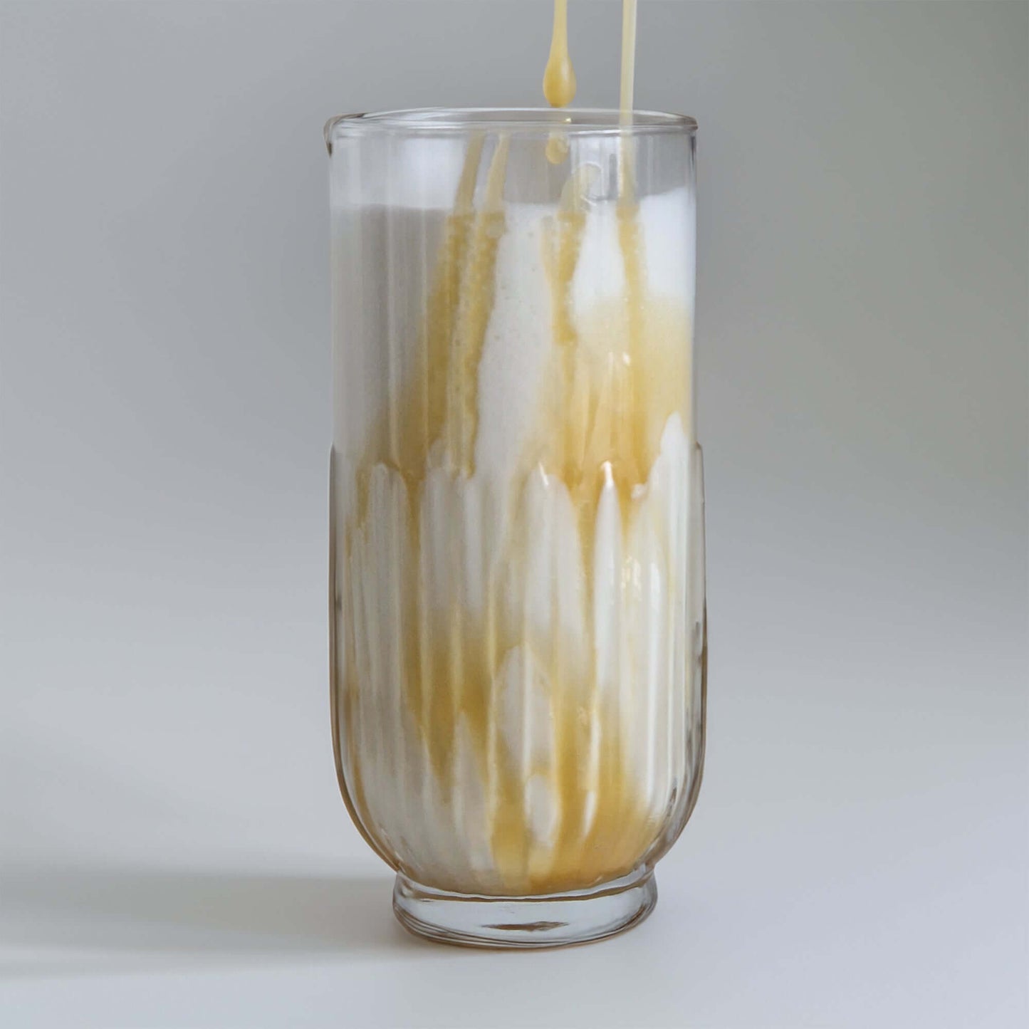 Glas latte met rum caramel saus